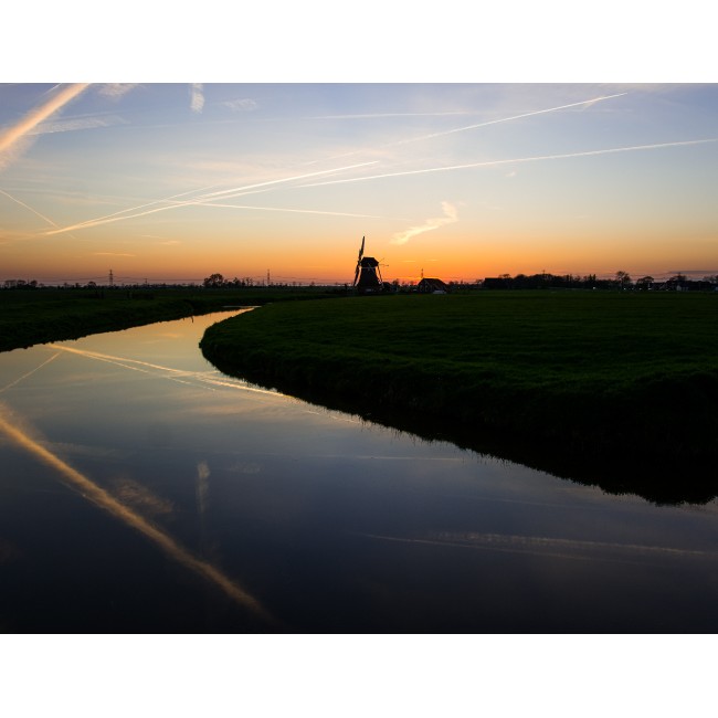 Szélmalom a naplementében