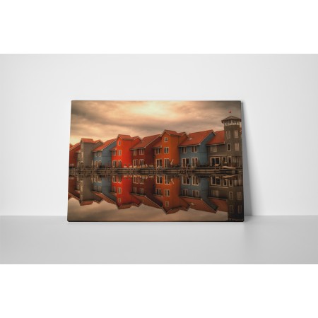 Színes házak a vízparton