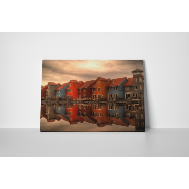 Színes házak a vízparton