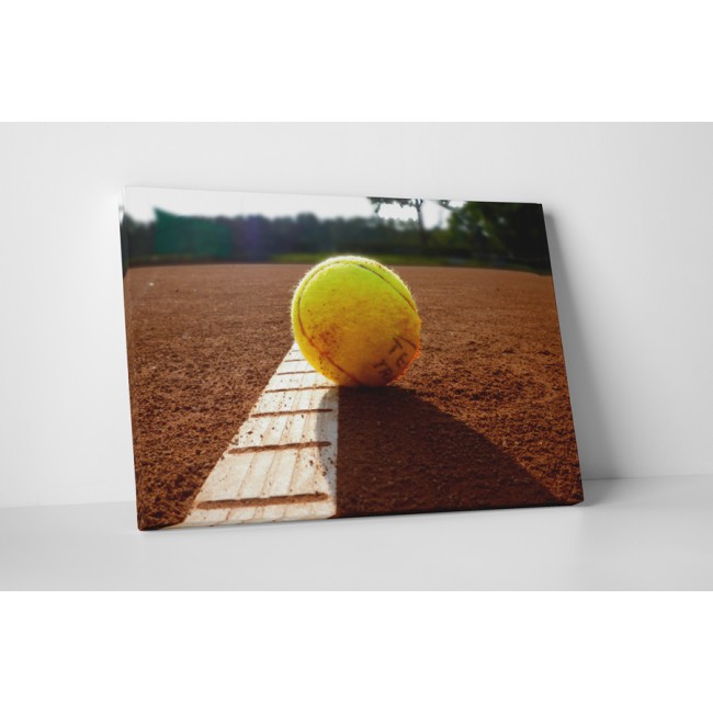 Teniszlabda a pályán