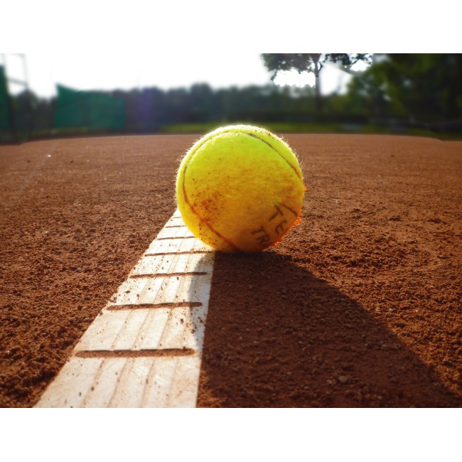 Teniszlabda a pályán