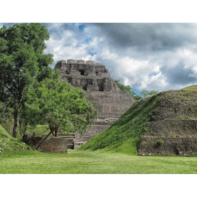 Elhagyott maja piramis