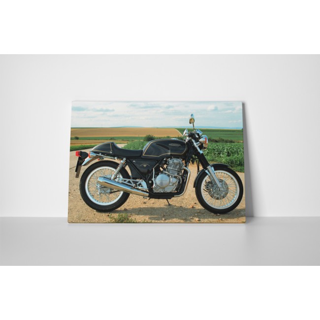 Az országút szélén