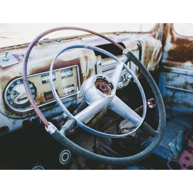 Lerobbant autó belülről